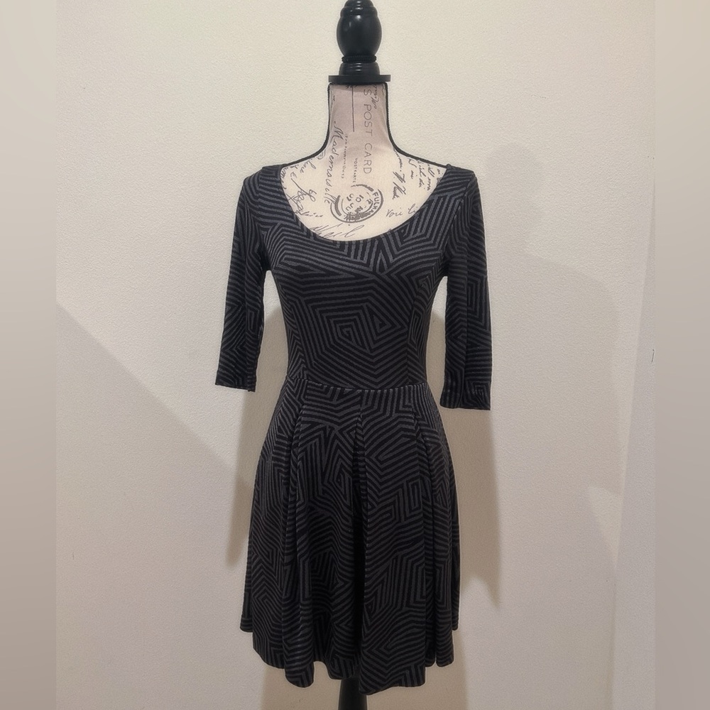 ARMANI EXCHANGE Gray & Black Geometric Pleated Fit & Flare Dress size S